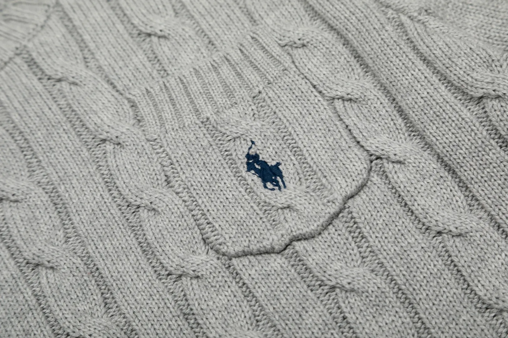 P154 💰 "Top quality" Style number: DS222# (not off the shelves all year round) [Ralph Lauren round neck pocket style solid color pony embroidered logo knitted short sleeves] ✅Ralph Lauren Ralph Lauren classic basic pocket all-match style goddess knitted short sleeves for all seasons ✅Main supplier platform live broadcast Wholesale entity Replenish when out of stock Not off the shelf ✅ZP quality 1:1 version Scan the code to enter the GF website Counter quality ✅Details and quality are the only one in Guangzhou. Imported quality cotton yarn, focusing on high-end, cost-effective, good quality needless to say. ✅The version is restored to the original order. The maximum size can be worn up to 160 pounds. Loose, comfortable and stress-free. ✅The upper body is simple and easy to match. A must-have for goddess ootd. Good-looking clothes are never picky. A must-have in the goddess’ wardrobe. Size: S-XL. Color: White, almond, purple, orange, gray, yellow, black, khaki, pink, navy, rose, green. Chinese red olive green light blue white label light blue blue label